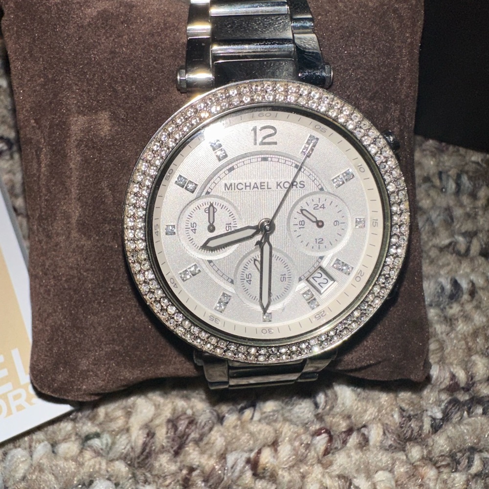 Michael Kors MK 5353 Watch. In great condition but needs new battery.